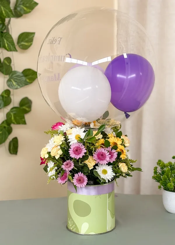 caja con flores variadas y globo caja con flores variadas y globo