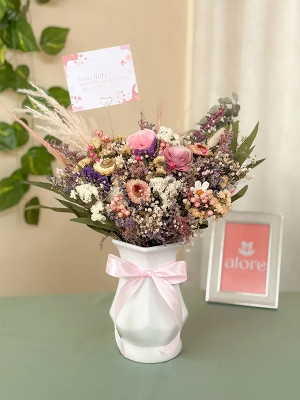 florero con flores secas en tono nude