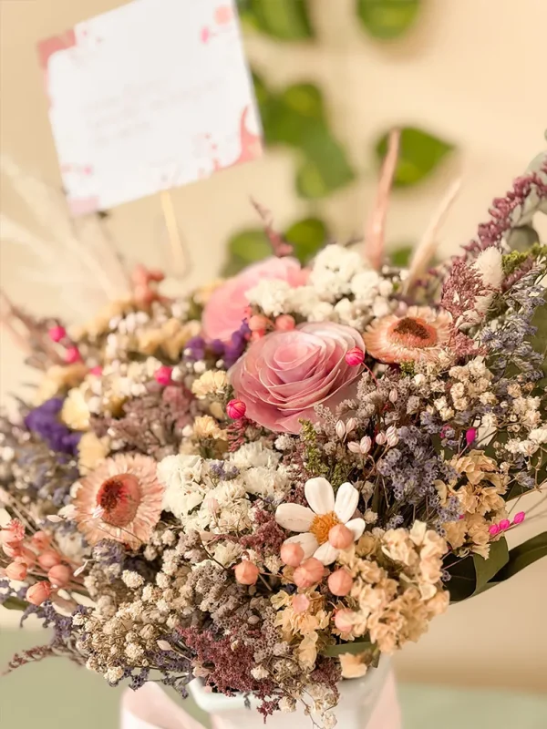 flores secas en florero de ceramica