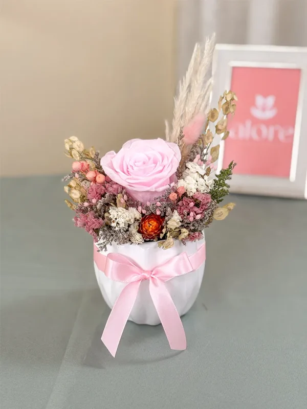 maceta con rosa preservada rosada