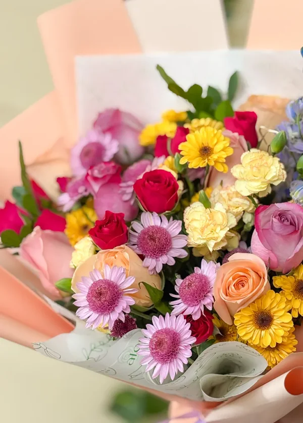 mini rosas fucsias y flores varais