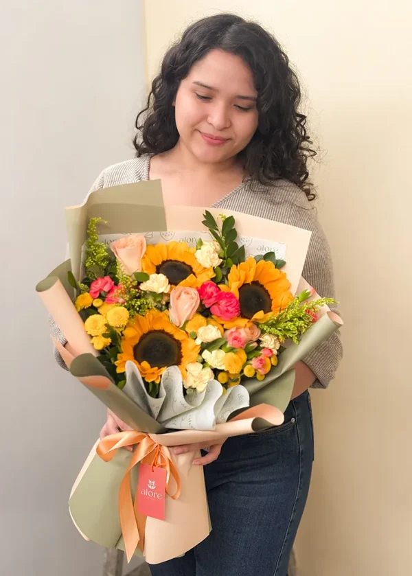 modelo con raamo de girasoles y flores variadas