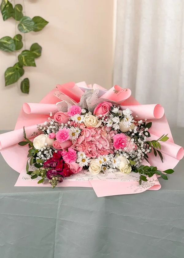 ramo de flores rosadas en una mesa