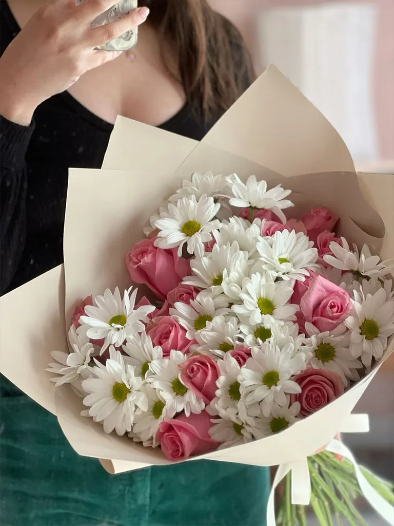 Ramo coreano de rosas rosadas y margaritas blancas