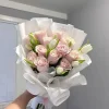 ramo de rosas rosadas y tulipanes blancos