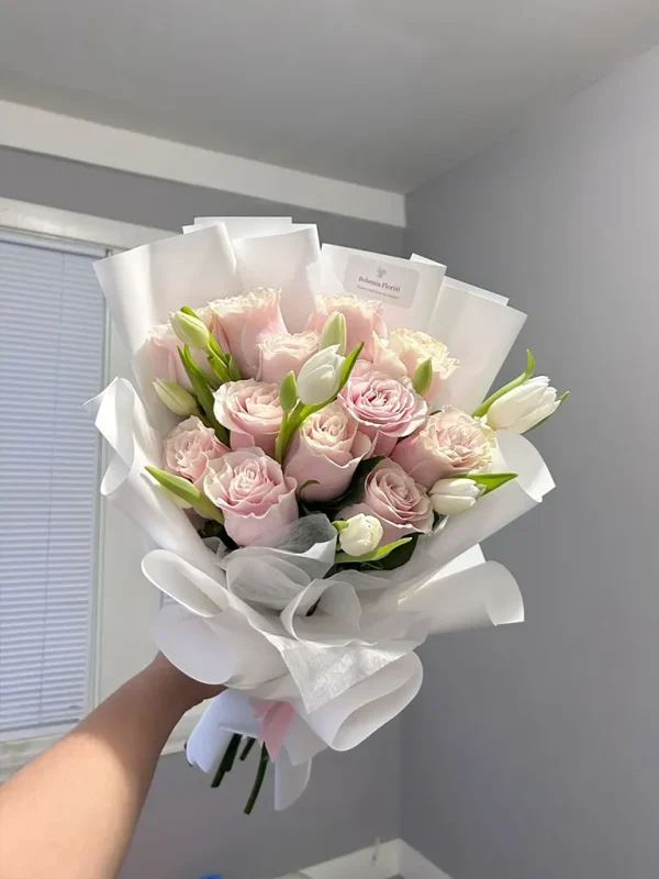 ramo de rosas rosadas y tulipanes blancos