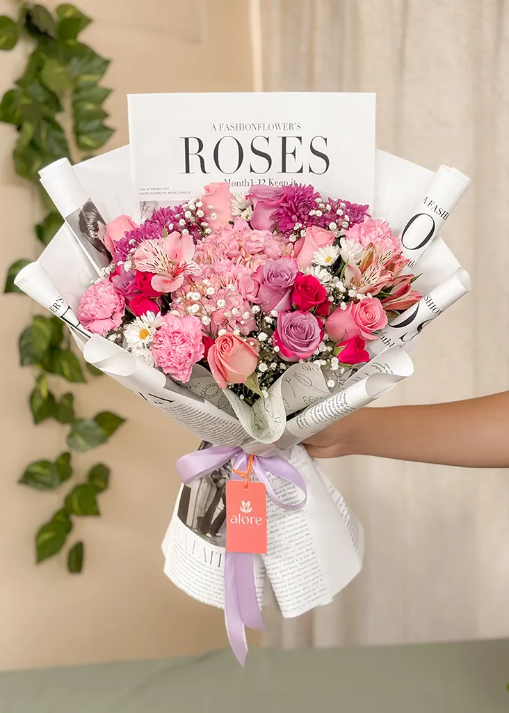 Ramo coreano de rosas y claveles rosados en papel periódico "Roses"