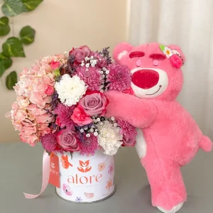 Arreglo de hortensias, rosas y claveles rosados en caja Alore con peluche Lotso