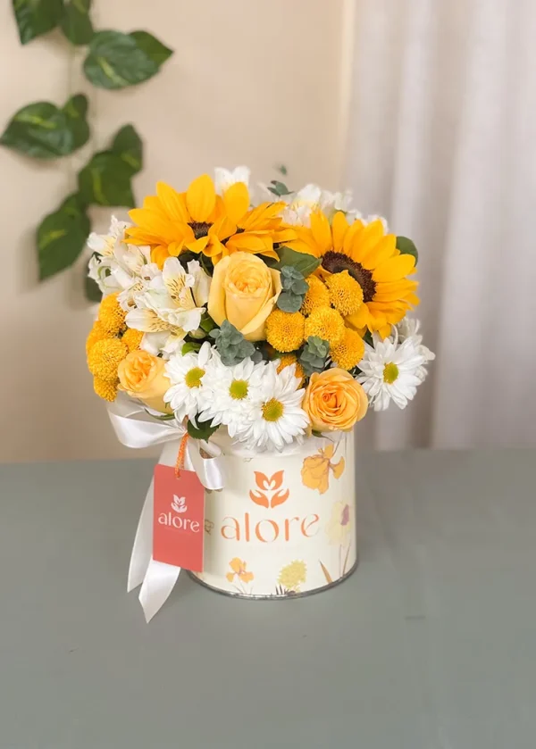 caja con flores amarillas