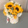 caja de flores aamrillas con girasoles