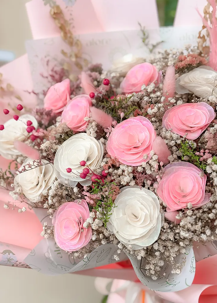 Detalle de rosas eternas rosadas y blancas con gypsophila