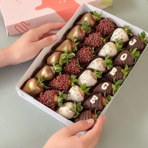Fresas bañadas en chocolate dorado, blanco y con toppings, con letras personalizadas