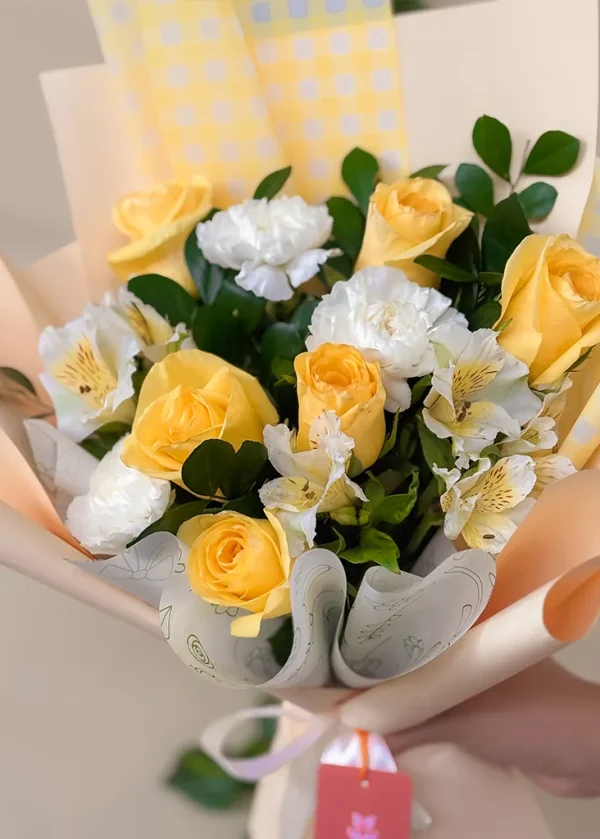 rosas amarillas y claveles