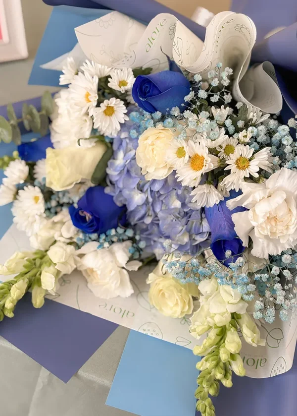 rosas azules y blancas premium