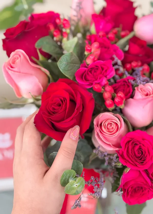 rosas rojas y roasadase en florero rosas rojas y roasadase en florero