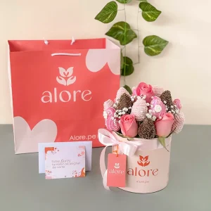 Fresas bañadas en chocolate rosado con rosas rosadas en caja Alore
