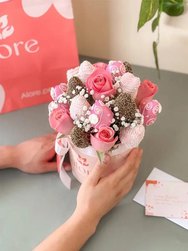 caja de fresas con chocolate y rosas rosadas caja de fresas con chocolate y rosas rosadas