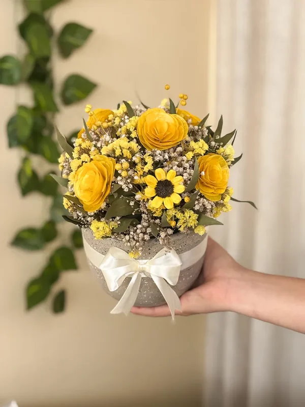 maceta con flores amarillas secas maceta con flores amarillas secas