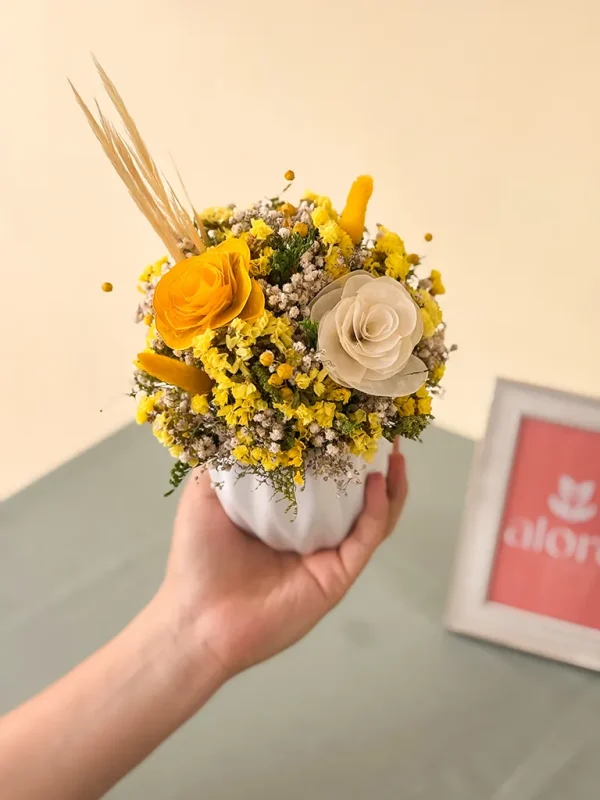 maceta de flores secas amarillas