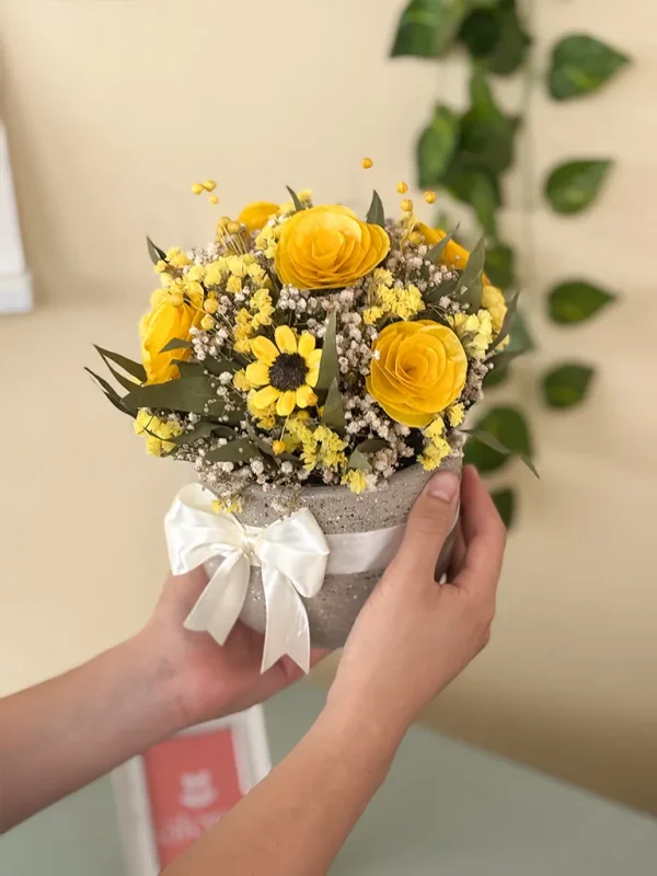 maceta decorativa con flores amarillas maceta decorativa con flores amarillas