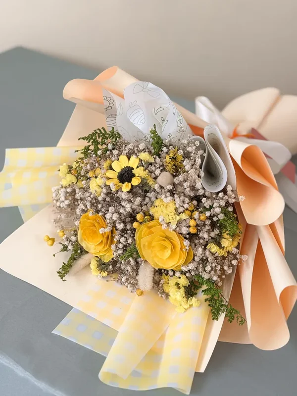 rosas amarillas y flor de margarita