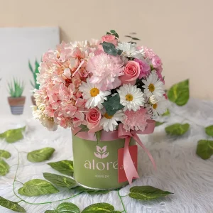 Hortensia rosada, rosas y margaritas en caja verde Alore