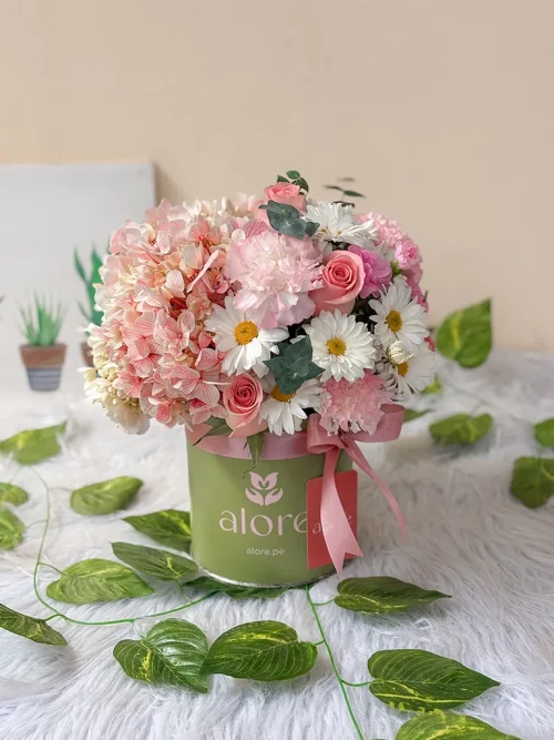 caja verde con flores rosadas y margaritas caja verde con flores rosadas y margaritas