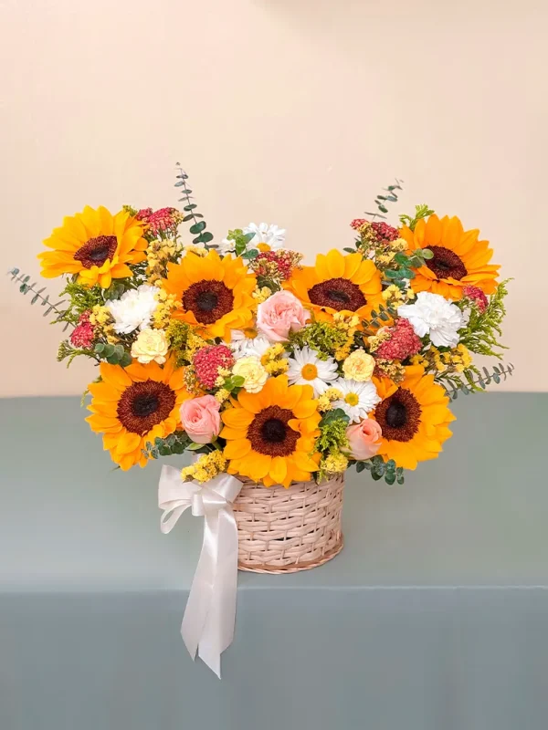 canasta de mimbre con girasoles