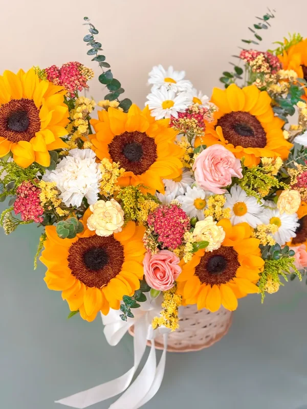 canasta floral con girasoles