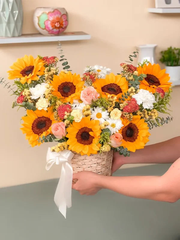 canasta floral con girasoles de vivero