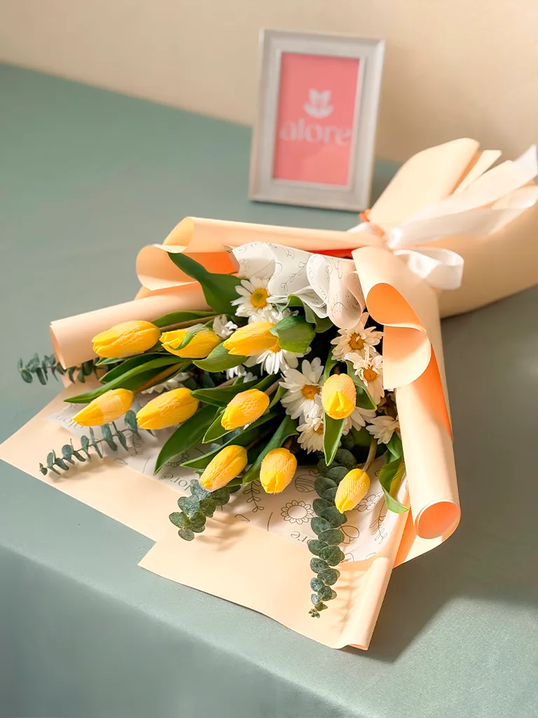 Ramo de tulipanes amarillos sobre una mesa