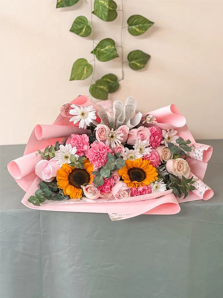 Ramo de flores rosadas sobre una mesa de casa