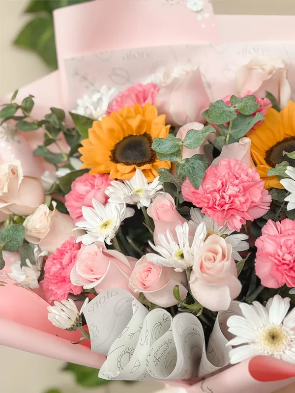 rosas rosadas y girasoles