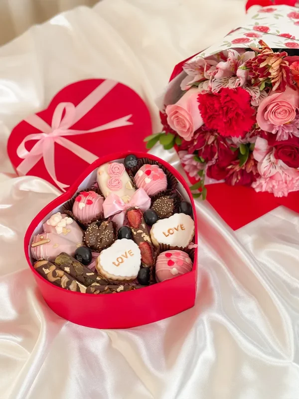 caja corazon con ramo de flores caja corazon con ramo de flores