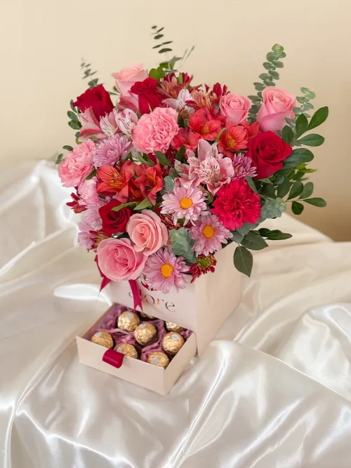 caja de flores rojas y rosadas con chocolates ferrero