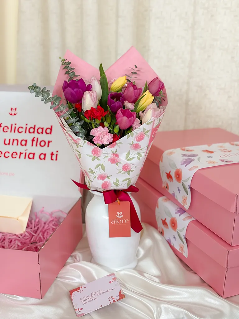 Ramo de tulipanes de colores en un jarrón