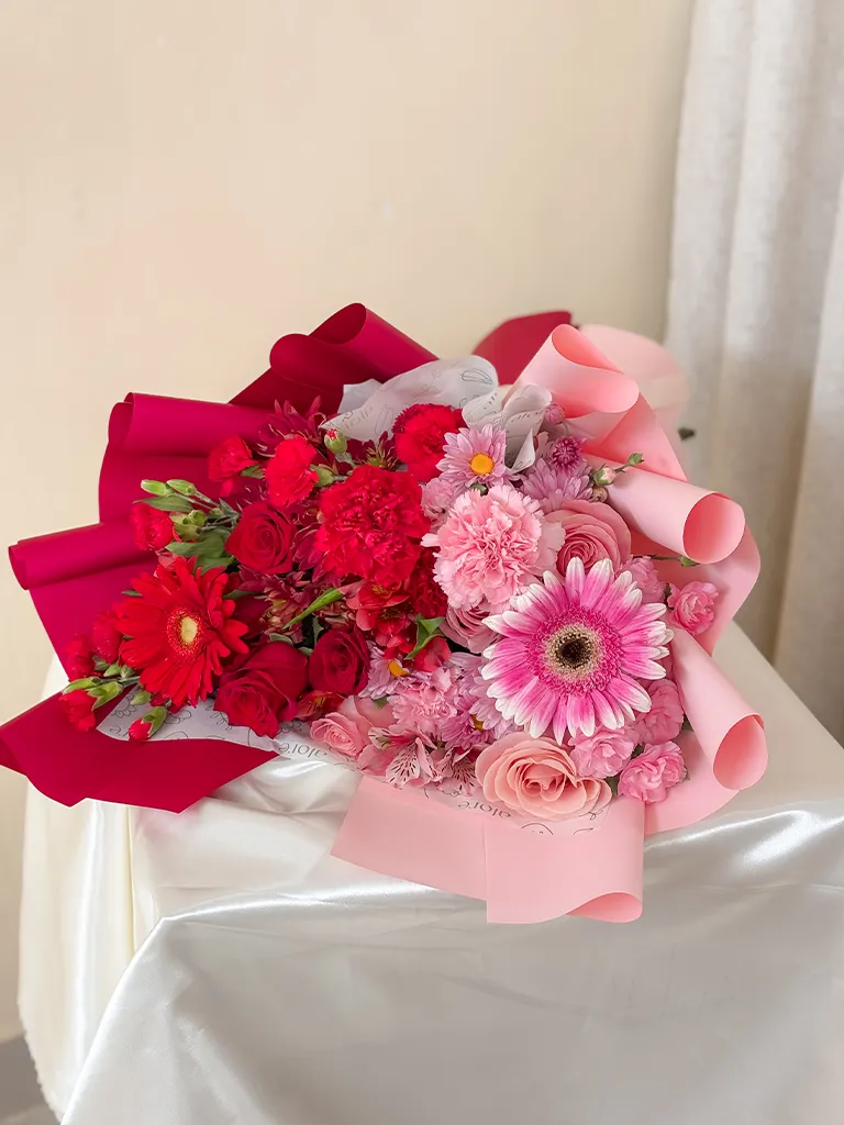 Dos ramos de flores sobre una mesa