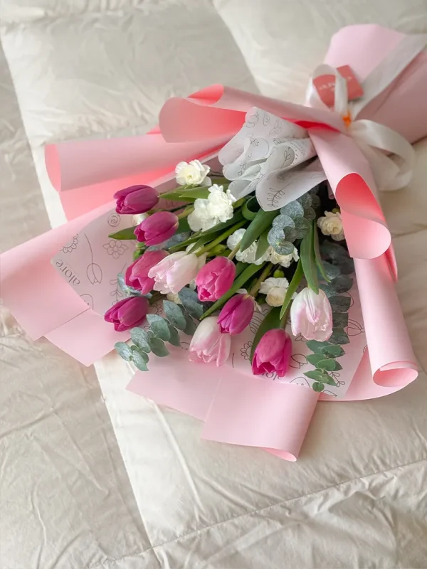 ramo de tulipanes rosados y claveles