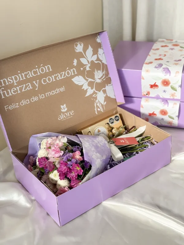 caja con ramo de flores y chocolates dia de la madre