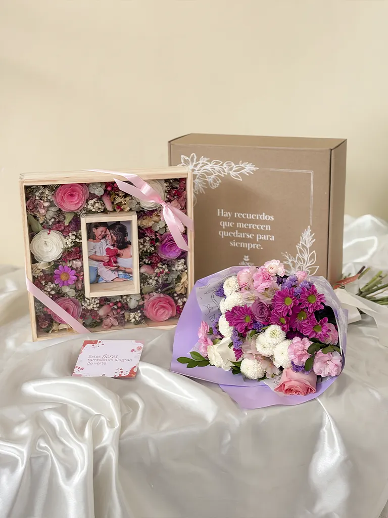 Cuadro de flores eternas con foto y ramo de flores rosadas y lilas