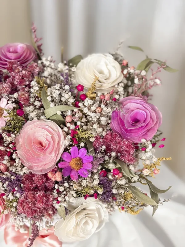 flores secas en maceta en tono lilas y rosados
