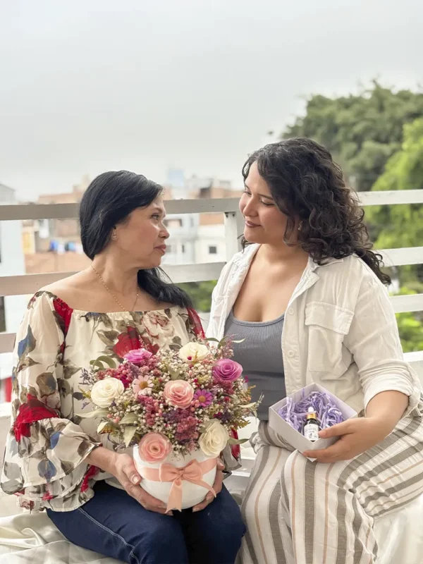 madre e hija con maceta de flores secas