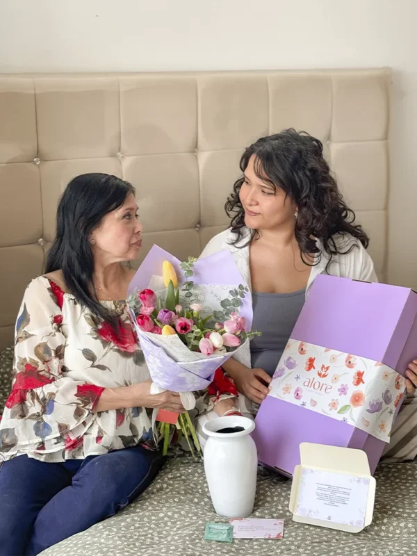 madre e hija con un ramo de tulipanes
