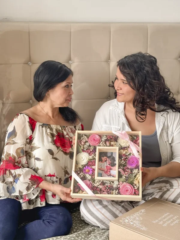 madre e hjia con un cuadro de flores secas