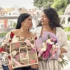 mama e hija con un cuadro de flores y ramo