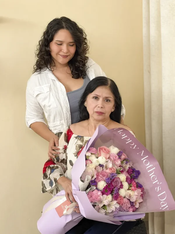 mama e hija con un ramo de flores frescas