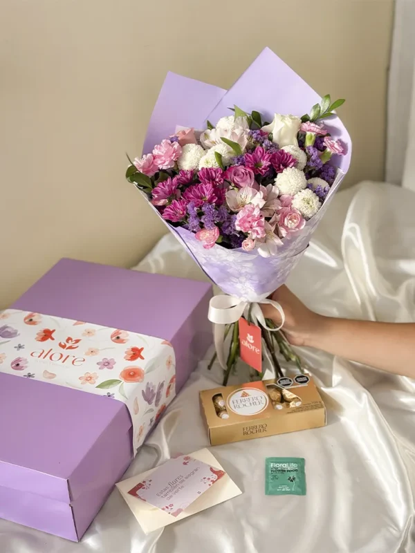 ramo de flores en caja de envio con chocolates