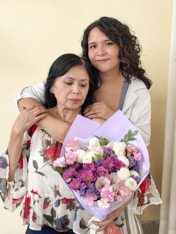 ramo petit de flores con mama e hija