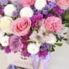 rosas rosadas y flores lilas
