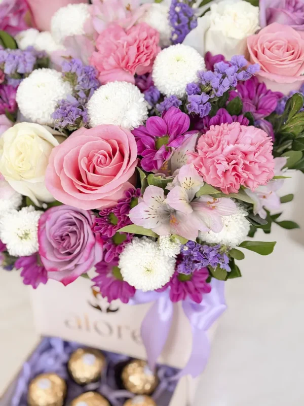 rosas rosadas y flores lilas